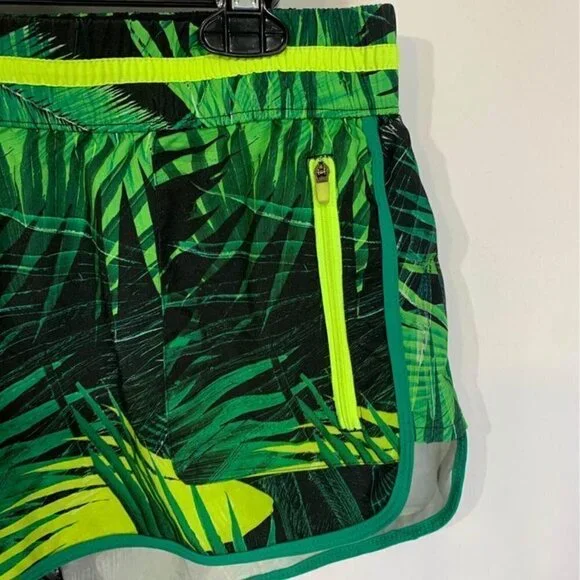 Fabletics woman’s palm shorts. New condition. Size medium. With pockets/zippered - Picture 2 of 8